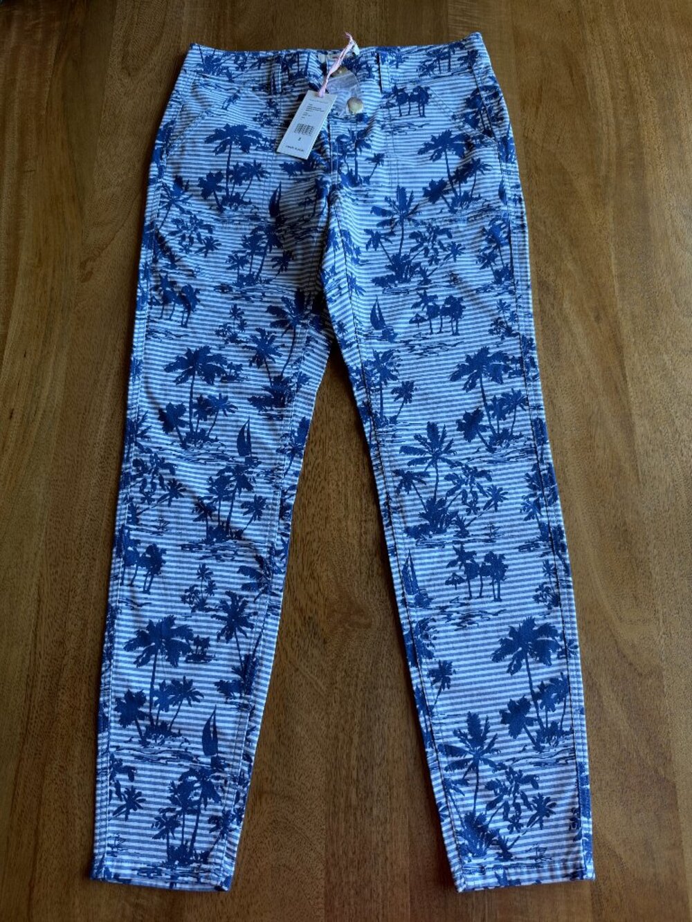 Vineyard Vines NWT Island scene skinny cargo | Size 2
